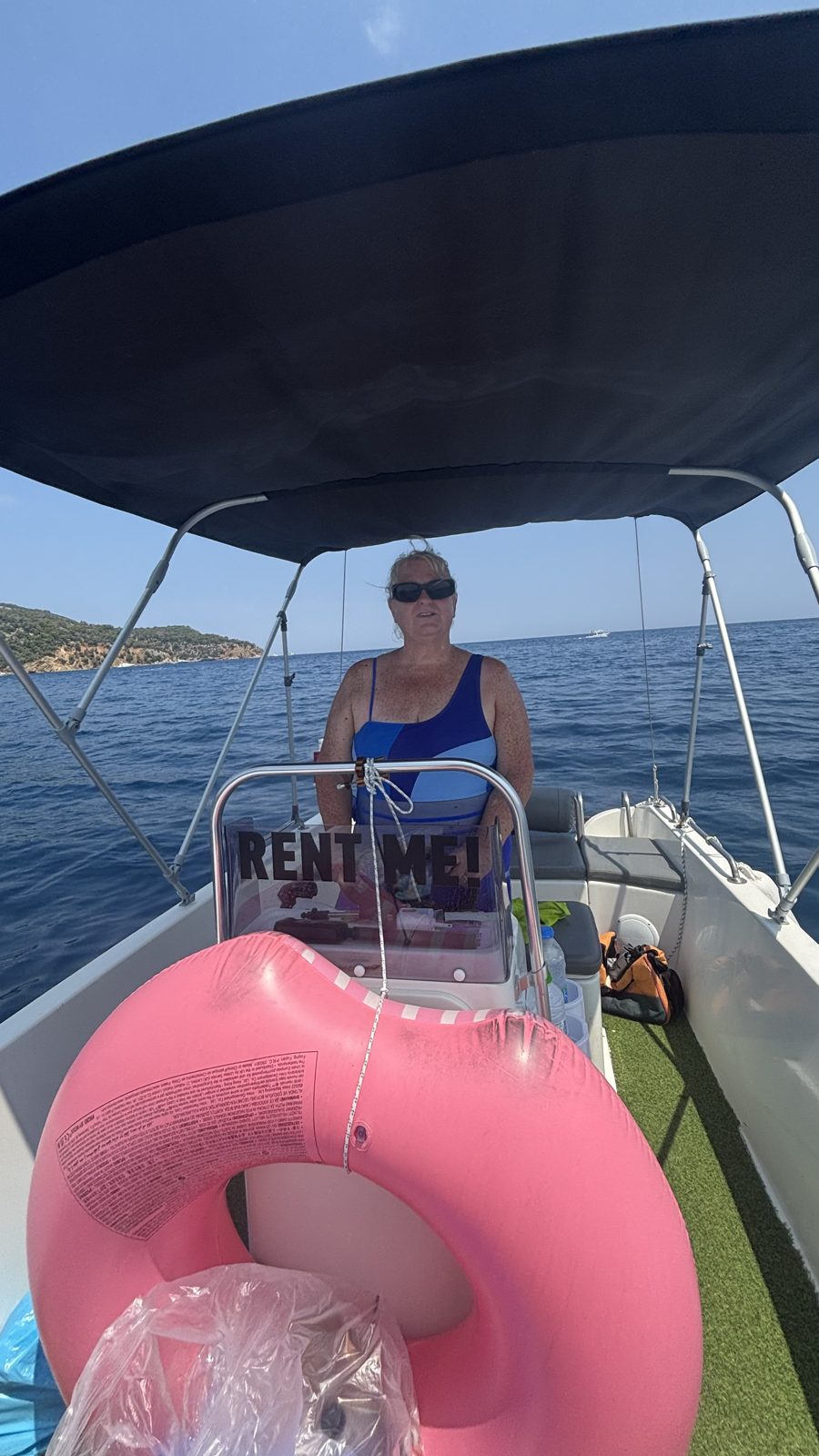 The inflatable ring came already blown up and tied on. This is not normal boat rental service. It should be.
