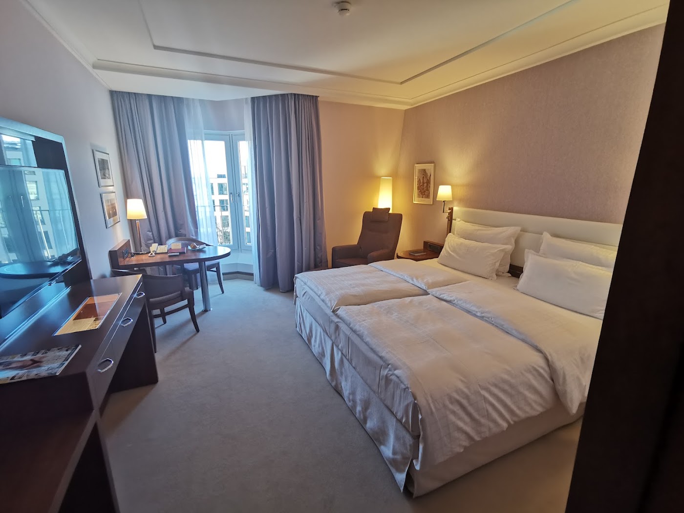 Grand Elysée Hamburg, dog-friendly hotel, photo 2