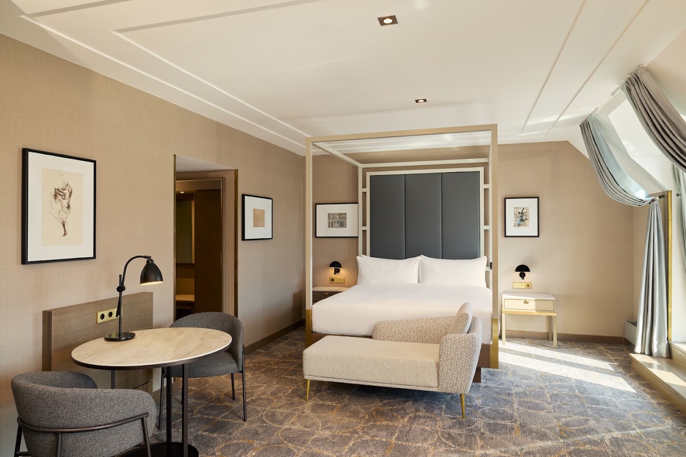 Hilton Vienna Plaza, dog-friendly hotel, photo 2