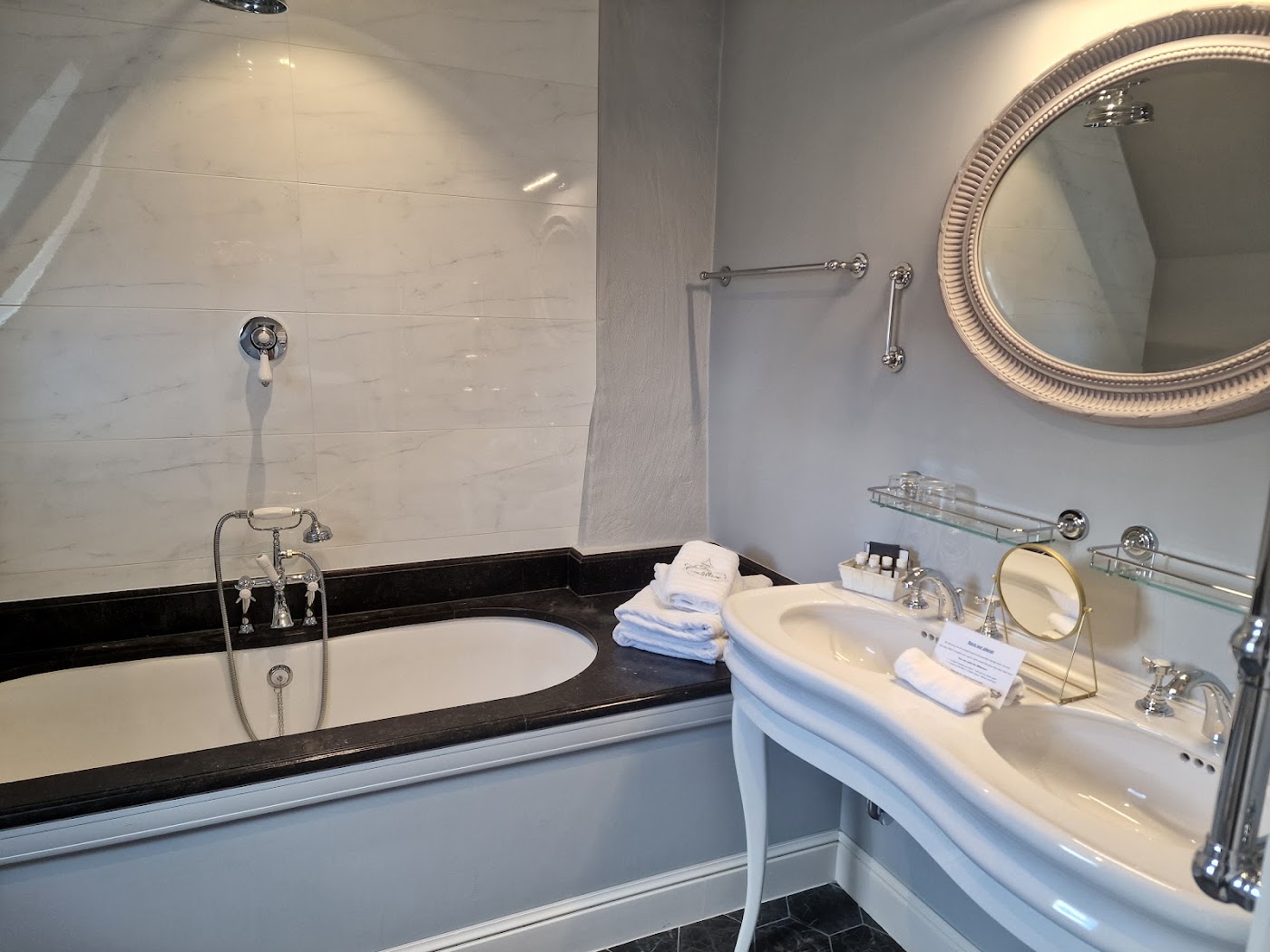 Hotel de Castillion, dog-friendly hotel, photo 3